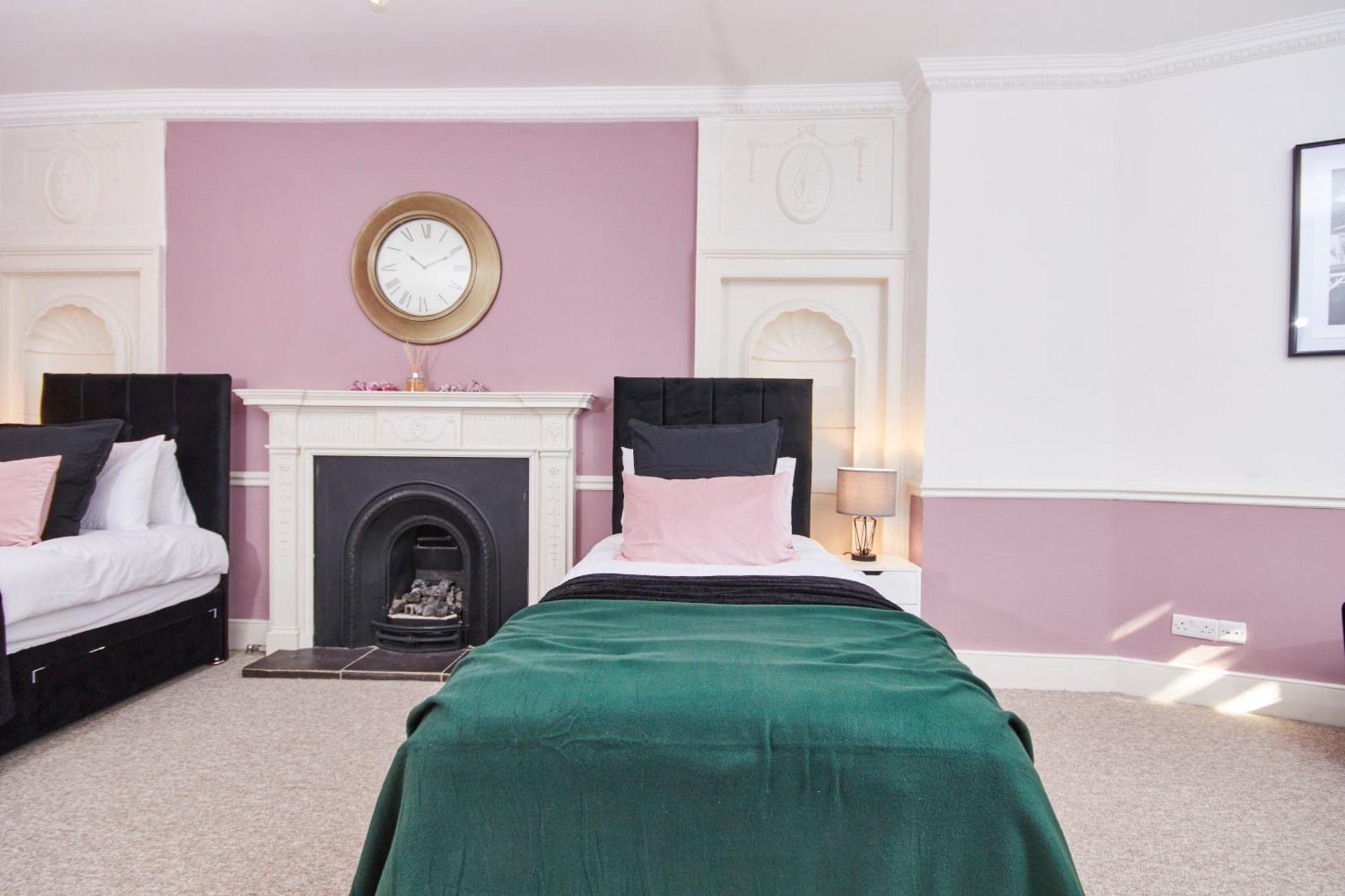 Beautiful 2Bedroom 4 Actual Beds House With Wifi By Purestay Bath Exterior photo