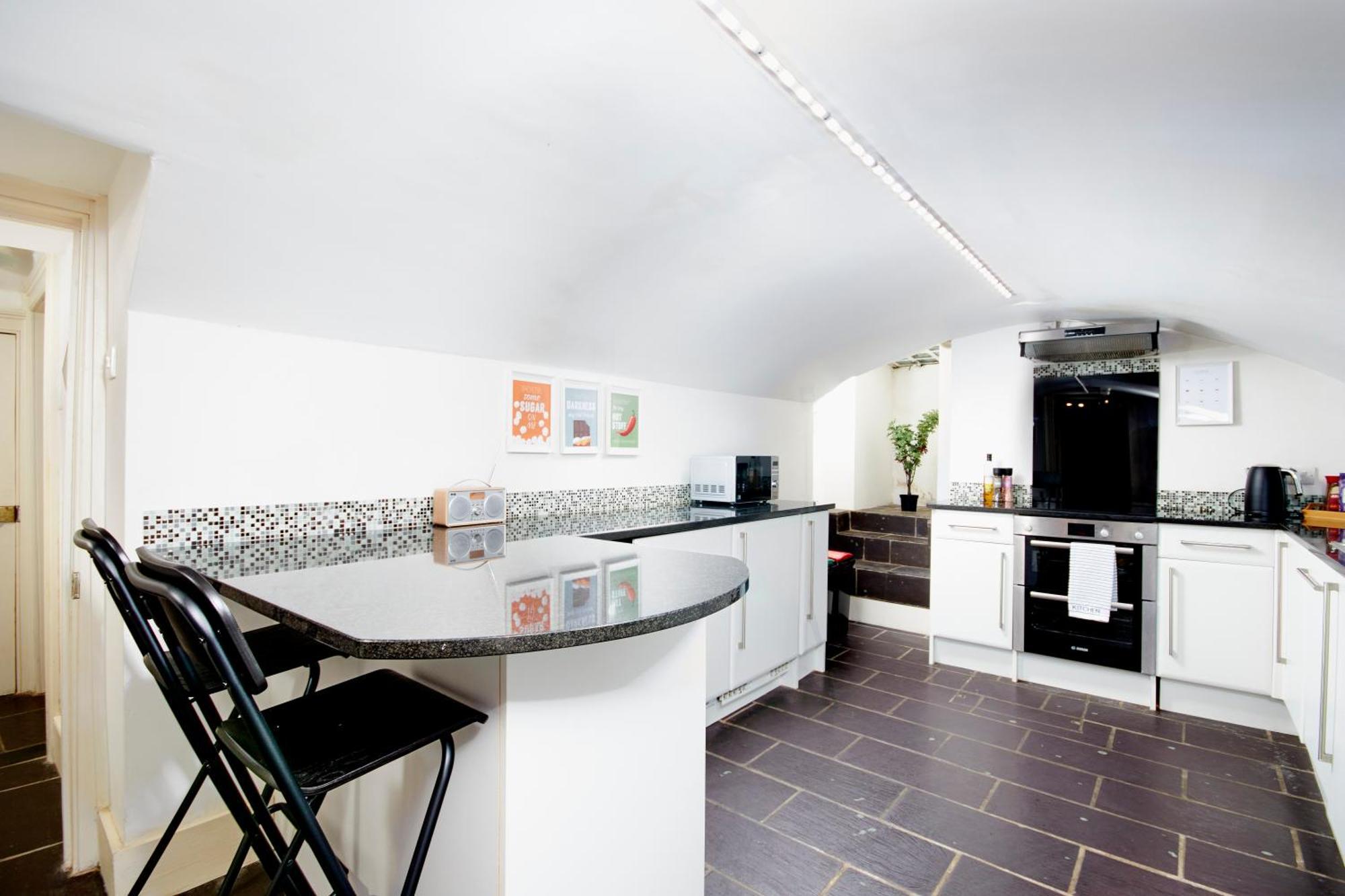 Beautiful 2Bedroom 4 Actual Beds House With Wifi By Purestay Bath Exterior photo